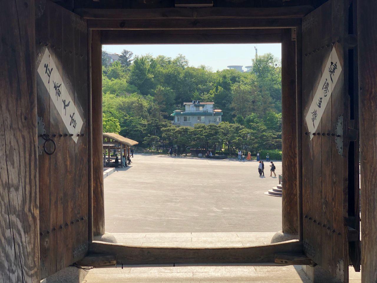 Place where time has frozen; Namsangol Hanok Village, the most beautiful site in Seoul